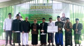 Meteri PPPA saat menyerahkan sejumlah bantuan di Hari Santri Nasional yang berlangsung di Ponpes P3SB, KBB.
