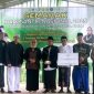 Meteri PPPA saat menyerahkan sejumlah bantuan di Hari Santri Nasional yang berlangsung di Ponpes P3SB, KBB.