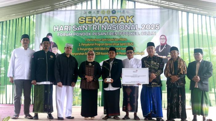 Meteri PPPA saat menyerahkan sejumlah bantuan di Hari Santri Nasional yang berlangsung di Ponpes P3SB, KBB.