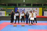 Para pemenang Liga Karate Antar Pelajar Seri III tahun 2025 saat menerima hadiah, Minggu malam. PJ/Joel
