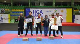 Para pemenang Liga Karate Antar Pelajar Seri III tahun 2025 saat menerima hadiah, Minggu malam. PJ/Joel