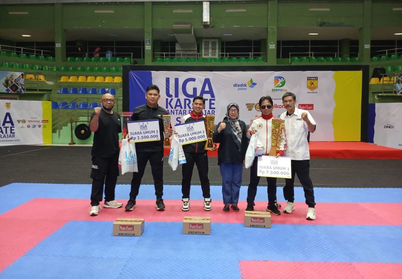 Para pemenang Liga Karate Antar Pelajar Seri III tahun 2025 saat menerima hadiah, Minggu malam. PJ/Joel