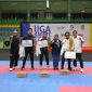 Para pemenang Liga Karate Antar Pelajar Seri III tahun 2025 saat menerima hadiah, Minggu malam. PJ/Joel