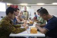 Warga saat membuka rekening bank bjb guna proses bantuan sosial akibat terdampak kegiatan tambang. Dok