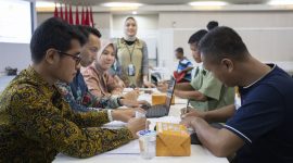 Warga saat membuka rekening bank bjb guna proses bantuan sosial akibat terdampak kegiatan tambang. Dok