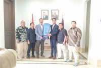 Ilman Murgan (Regional Business Development Director Nazava), Muammar MH Milhim (Wakil Duta Besar Palestina), Muhammad Zuhaili (Executive Chairman IIYL), dan Ujang Koswara (Owner Nazava) berfoto bersama usai penyerahan filter air Nazava di Kedubes Palestina, Jakarta. PJ/Dok