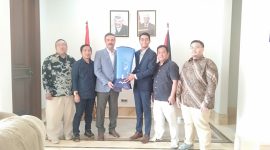 Ilman Murgan (Regional Business Development Director Nazava), Muammar MH Milhim (Wakil Duta Besar Palestina), Muhammad Zuhaili (Executive Chairman IIYL), dan Ujang Koswara (Owner Nazava) berfoto bersama usai penyerahan filter air Nazava di Kedubes Palestina, Jakarta. PJ/Dok
