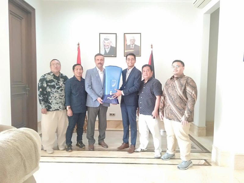 Ilman Murgan (Regional Business Development Director Nazava), Muammar MH Milhim (Wakil Duta Besar Palestina), Muhammad Zuhaili (Executive Chairman IIYL), dan Ujang Koswara (Owner Nazava) berfoto bersama usai penyerahan filter air Nazava di Kedubes Palestina, Jakarta. PJ/Dok