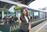PT KAI Daop 2 Bandung menyediakan ribuan tempat duduk selama NATARU 2025-2026. Seorang model memperlihatkan cara memesan tiket di Acces by KAI. PJ/Dok