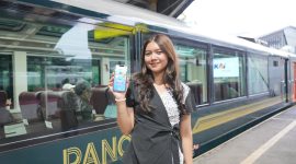 PT KAI Daop 2 Bandung menyediakan ribuan tempat duduk selama NATARU 2025-2026. Seorang model memperlihatkan cara memesan tiket di Acces by KAI. PJ/Dok