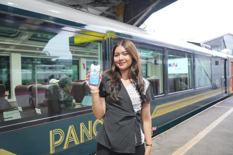PT KAI Daop 2 Bandung menyediakan ribuan tempat duduk selama NATARU 2025-2026. Seorang model memperlihatkan cara memesan tiket di Acces by KAI. PJ/Dok