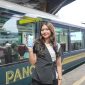 PT KAI Daop 2 Bandung menyediakan ribuan tempat duduk selama NATARU 2025-2026. Seorang model memperlihatkan cara memesan tiket di Acces by KAI. PJ/Dok