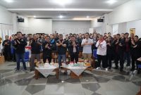 Cece Muharram dan Ketua KONI Kota Bandung berpose bersama dengan jajaran IPSI Kota Bandung usai Muskot XI IPSI Kota Bandung. PJ/Joel