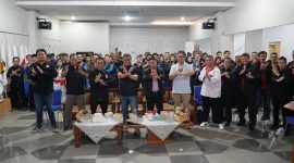 Cece Muharram dan Ketua KONI Kota Bandung berpose bersama dengan jajaran IPSI Kota Bandung usai Muskot XI IPSI Kota Bandung. PJ/Joel