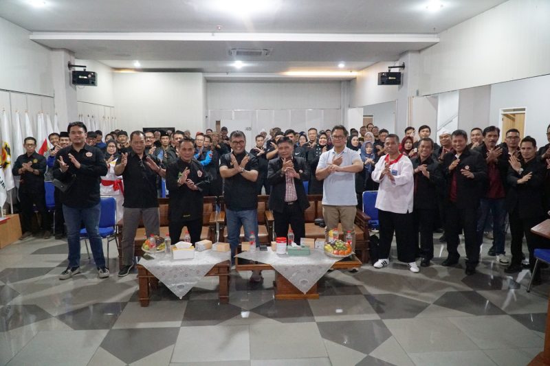 Cece Muharram dan Ketua KONI Kota Bandung berpose bersama dengan jajaran IPSI Kota Bandung usai Muskot XI IPSI Kota Bandung. PJ/Joel