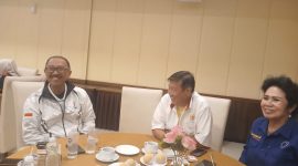 Ketua Umum Pengprov IODI Jabar Aida Gurning (paling kanan) saat berbincang bersama Sekum KONI Jabar Gianto Hartono (tengah) dan Ketua Umum Akuatik Jabar Verdia Yosep. PJ/Joel