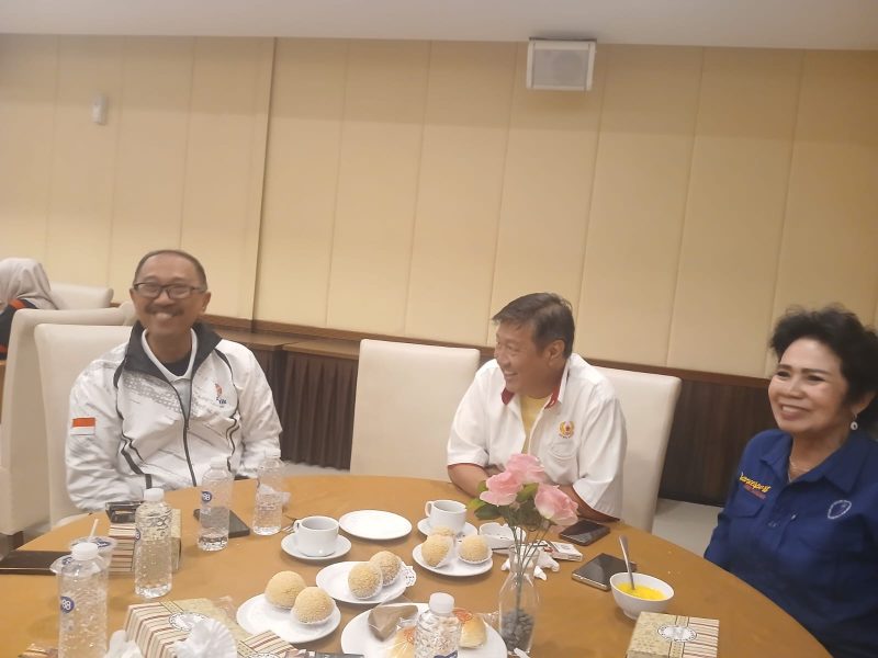 Ketua Umum Pengprov IODI Jabar Aida Gurning (paling kanan) saat berbincang bersama Sekum KONI Jabar Gianto Hartono (tengah) dan Ketua Umum Akuatik Jabar Verdia Yosep. PJ/Joel
