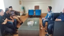 Wali Kota Bandung saat berkunjung ke Pokja PWI Kota Bandung. PJ/Mal