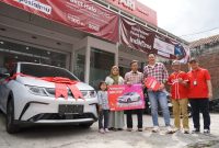 Mumu, pelanggan Telkomsel asal Garut, memenangkan hadiah undian dari penukaran poin Simpati Hoki dari Manajemen Telkomsel. PJ/Dok