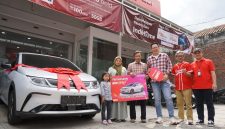 Mumu, pelanggan Telkomsel asal Garut, memenangkan hadiah undian dari penukaran poin Simpati Hoki dari Manajemen Telkomsel. PJ/Dok