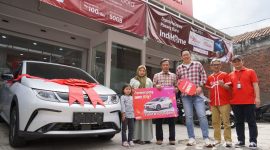 Mumu, pelanggan Telkomsel asal Garut, memenangkan hadiah undian dari penukaran poin Simpati Hoki dari Manajemen Telkomsel. PJ/Dok