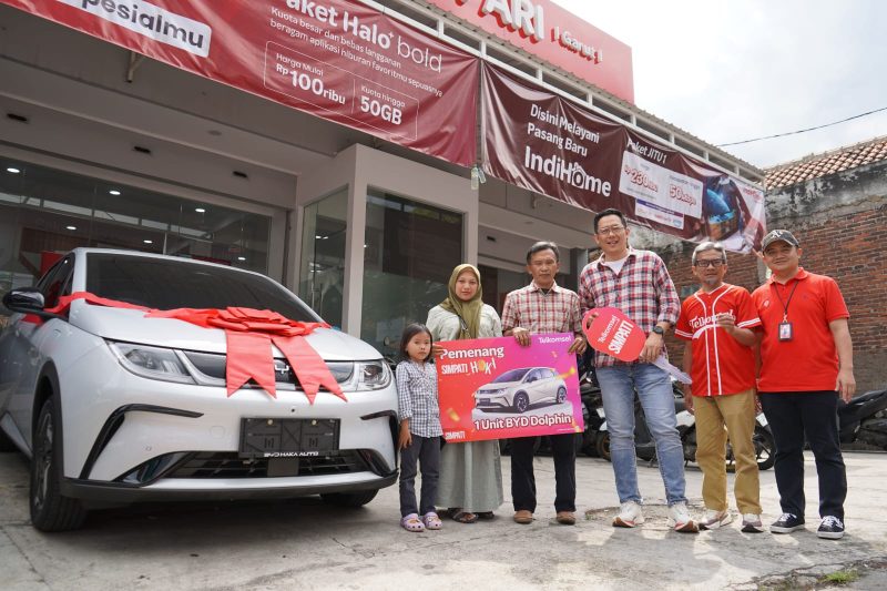 Mumu, pelanggan Telkomsel asal Garut, memenangkan hadiah undian dari penukaran poin Simpati Hoki dari Manajemen Telkomsel. PJ/Dok