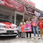 Mumu, pelanggan Telkomsel asal Garut, memenangkan hadiah undian dari penukaran poin Simpati Hoki dari Manajemen Telkomsel. PJ/Dok