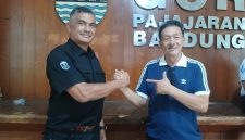 Ketua Umum Pengprov PGSI Jawa Barat H. Yoko Angga Surya didampingi Ketua Panitia Pelaksana BK Porprov gulat Antonius Kelikawe, MPd di ajang BK Gulat. PJ/Joel
