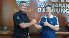 Ketua Umum Pengprov PGSI Jawa Barat H. Yoko Angga Surya didampingi Ketua Panitia Pelaksana BK Porprov gulat Antonius Kelikawe, MPd di ajang BK Gulat. PJ/Joel