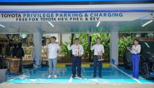 Manajemen PT TAM membunyikan Angklung tanda diresmikannya privilege parking dan Charging di Paskal 23 Bandung. Tampak Marketing Director PT Toyota-Astra Motor (TAM) Jap Ernando Demily (kanan), dan Hiroyuki Oide (kiri), bersama Direktur Utama PT Citra Buana Prasida Tbk. Didi Omara (tengah) saat peluncuran. PJ/Mal