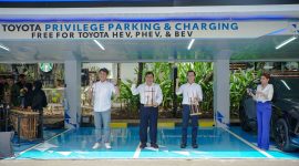 Manajemen PT TAM membunyikan Angklung tanda diresmikannya privilege parking dan Charging di Paskal 23 Bandung. Tampak Marketing Director PT Toyota-Astra Motor (TAM) Jap Ernando Demily (kanan), dan Hiroyuki Oide (kiri), bersama Direktur Utama PT Citra Buana Prasida Tbk. Didi Omara (tengah) saat peluncuran. PJ/Mal