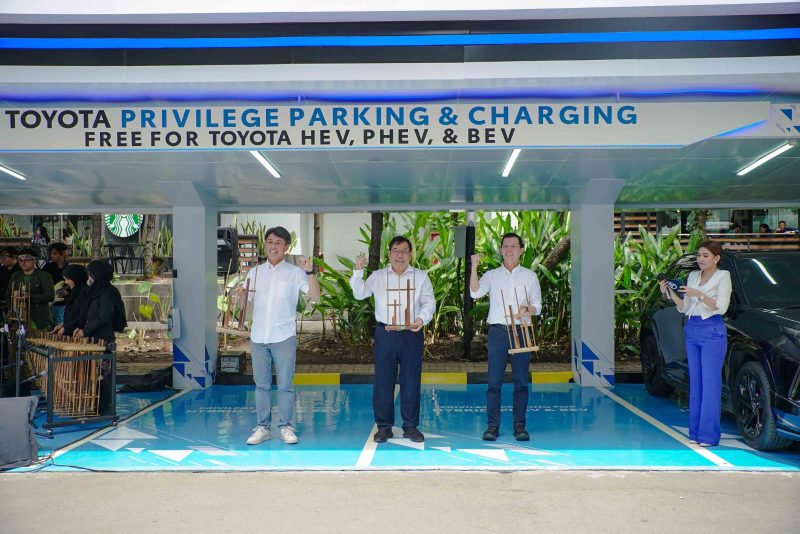 Manajemen PT TAM membunyikan Angklung tanda diresmikannya privilege parking dan Charging di Paskal 23 Bandung. Tampak Marketing Director PT Toyota-Astra Motor (TAM) Jap Ernando Demily (kanan), dan Hiroyuki Oide (kiri), bersama Direktur Utama PT Citra Buana Prasida Tbk. Didi Omara (tengah) saat peluncuran. PJ/Mal