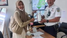 Petugas PT KAI Daop 2 Bandung menyerahkan barang tertinggal kepada pelanggan. PJ/Dok