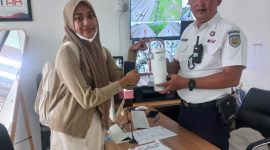 Petugas PT KAI Daop 2 Bandung menyerahkan barang tertinggal kepada pelanggan. PJ/Dok