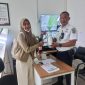 Petugas PT KAI Daop 2 Bandung menyerahkan barang tertinggal kepada pelanggan. PJ/Dok