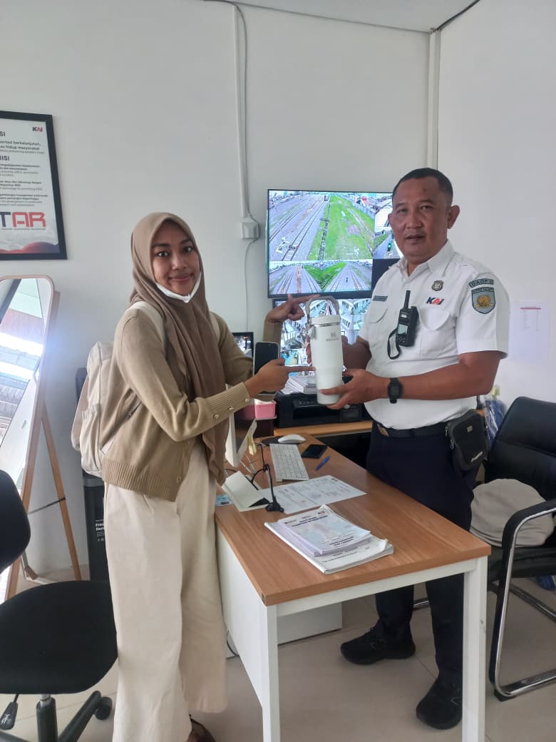 Petugas PT KAI Daop 2 Bandung menyerahkan barang tertinggal kepada pelanggan. PJ/Dok