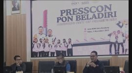 Ketua Umum KONI Kota Bandung (tengah) saat pressconference terkait PON Beladiri yang baru saja usai, di Kudus beberapa waktu lalu. Foto : BandungPos
