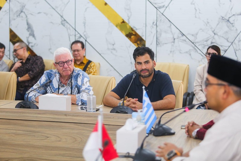 Farhan saat menerima Dubes RI untuk Yunani, Bebeb Abdul Kurnia Nugraha Djundjunan di Pendopo Kota Bandung, Jumat 17 Oktober 2025.