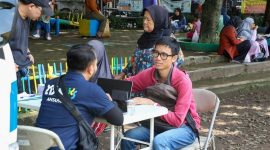 Salah seorang peserta tengah diwawancarai di acar Job Fair yang berlangsung di Lapangan Gasmin, Kecamatan Antapani, Sabtu 1 November 2025. PJ/Dok