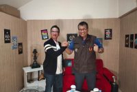 Ketum KONI Kota Bandung Dr. Nuryadi, M.Pd, (kanan) melakukan salam komando bersama Ketua PWI Pokja Kota Bandung Zaenal Ihsan usai Podcast. PJ/Mal