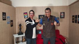 Ketum KONI Kota Bandung Dr. Nuryadi, M.Pd, (kanan) melakukan salam komando bersama Ketua PWI Pokja Kota Bandung Zaenal Ihsan usai Podcast. PJ/Mal