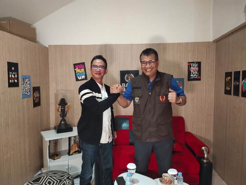 Ketum KONI Kota Bandung Dr. Nuryadi, M.Pd, (kanan) melakukan salam komando bersama Ketua PWI Pokja Kota Bandung Zaenal Ihsan usai Podcast. PJ/Mal