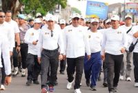 Tampak Kapolri Jenderal Listyo Sigit Prabowo dan Ketua PWI Pusat Ahmad Munir saat jalan santai di Kick off HPN 2026 di Serang, Banten. Foto MediaBanten.com