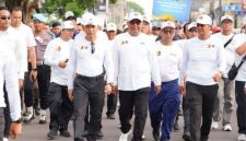Tampak Kapolri Jenderal Listyo Sigit Prabowo dan Ketua PWI Pusat Ahmad Munir saat jalan santai di Kick off HPN 2026 di Serang, Banten. Foto MediaBanten.com