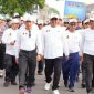 Tampak Kapolri Jenderal Listyo Sigit Prabowo dan Ketua PWI Pusat Ahmad Munir saat jalan santai di Kick off HPN 2026 di Serang, Banten. Foto MediaBanten.com