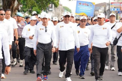 Tampak Kapolri Jenderal Listyo Sigit Prabowo dan Ketua PWI Pusat Ahmad Munir saat jalan santai di Kick off HPN 2026 di Serang, Banten. Foto MediaBanten.com