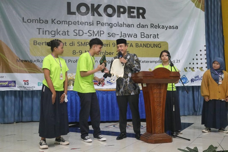 Wakil Wali Kota Bandung Erwin saat menghadiri event LAKOPER 2025 di SMPN 9 Kota Bandung. PJ/Dok
