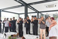 Puluhan pasangan mudak melaksanakan nikah gratis yang digagas Disdukcapil Kota Bandung. PJ/Dok