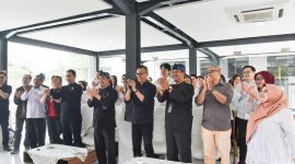 Puluhan pasangan mudak melaksanakan nikah gratis yang digagas Disdukcapil Kota Bandung. PJ/Dok