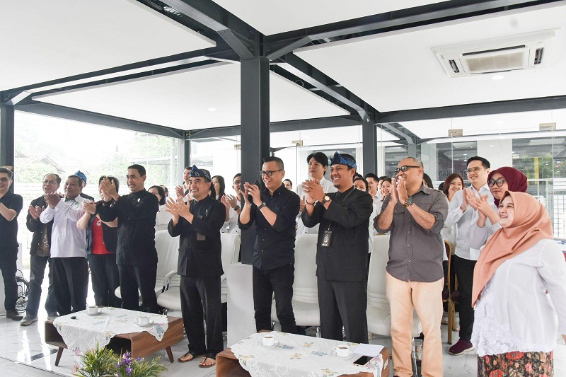 Puluhan pasangan mudak melaksanakan nikah gratis yang digagas Disdukcapil Kota Bandung. PJ/Dok